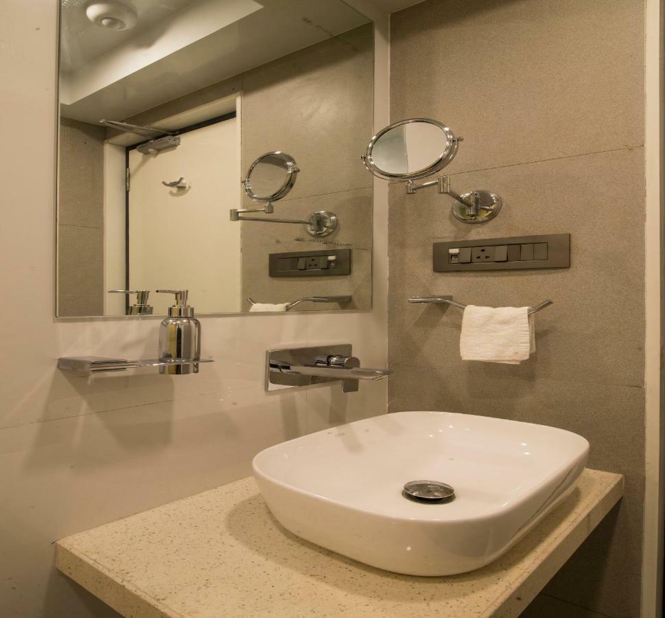 Hotel Wego Мумбаи Экстерьер фото